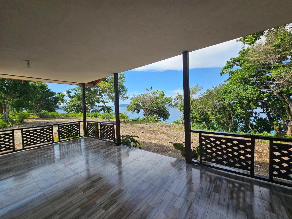 une terrasse ouverte avec vue sur l'océan dans l'établissement Siquijor Cottage Lynn Candaping B, à Maria