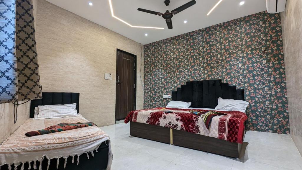 Postel nebo postele na pokoji v ubytování Hotel Shikhar Inn