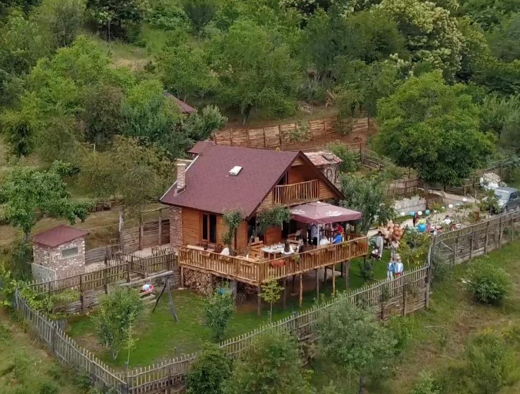 una vista aérea de una casa de madera con terraza en Guesthouse Pogradec, en Pogradec