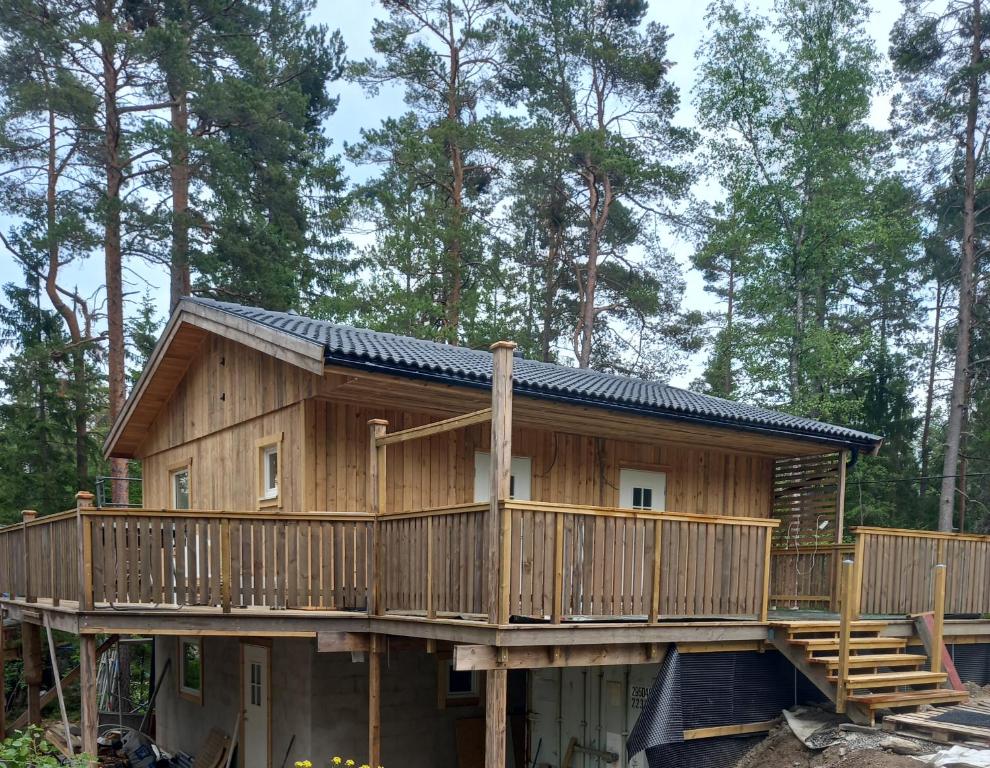 una grande casa in legno con un ampio ponte di Easystar guest house a Enkärret