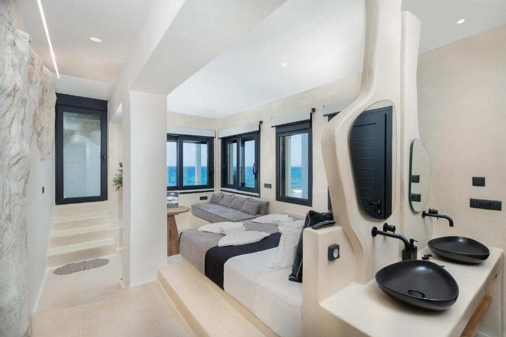 TV a/nebo společenská místnost v ubytování Portara Seaside Luxury Suites