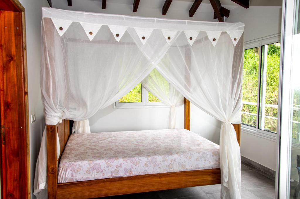 Una cama o camas en una habitaci&oacute;n de Villa Grenade (haut) - Vue mer et Fort-De-France
