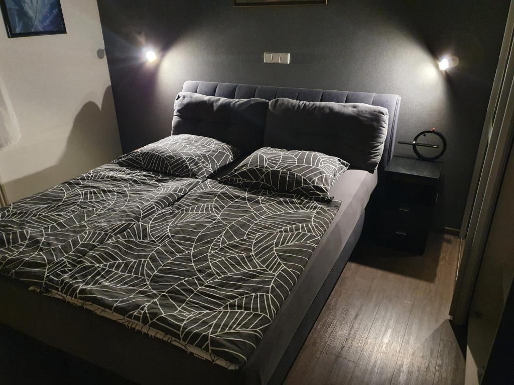 1 cama con 2 almohadas en una habitación en Schlafzimmer, ruhige Lage in Meppen --- Check-In mit Schlüsselkasten, en Meppen