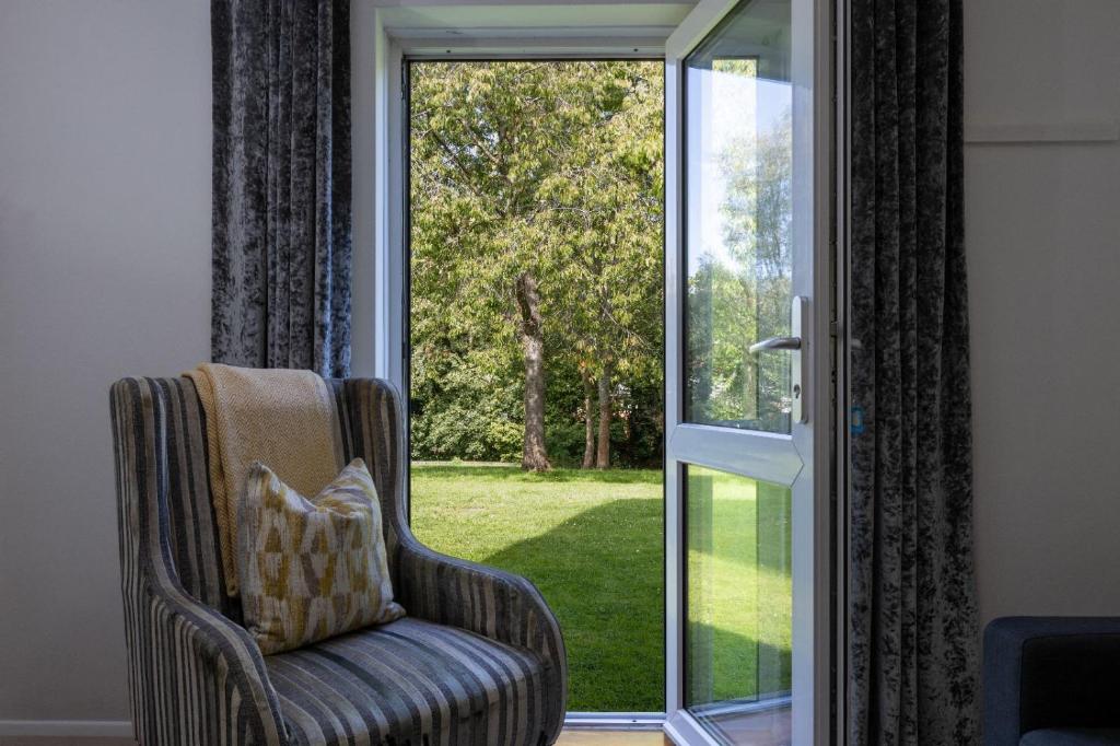 una silla sentada frente a una puerta corredera de cristal en Beautiful House, en Londres