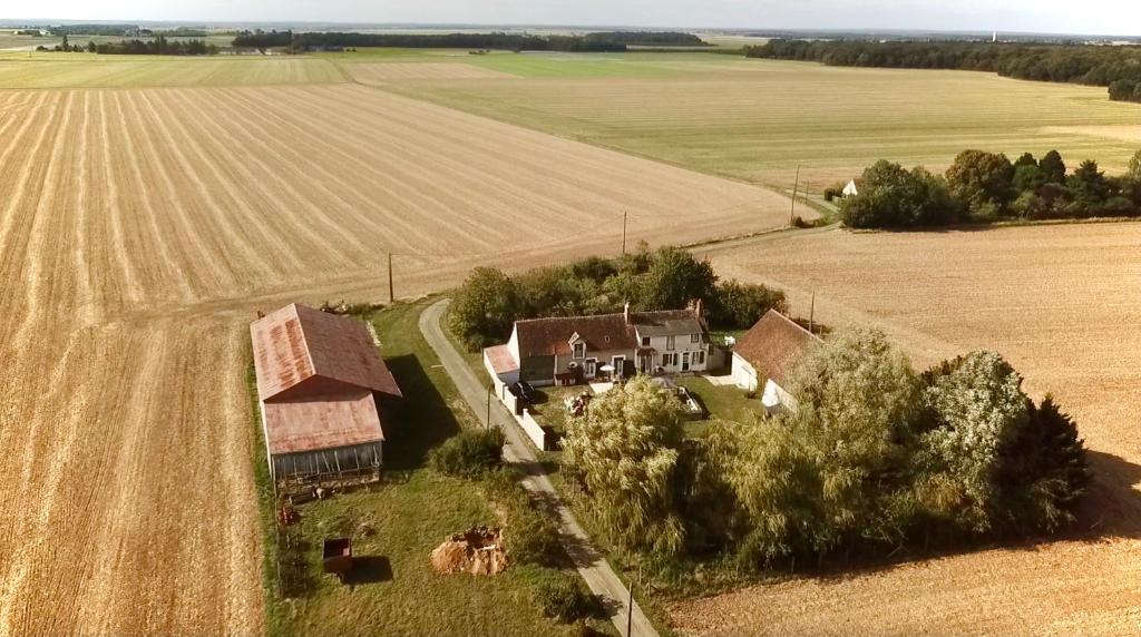 uma vista aérea de uma casa no meio de um campo em La maison des rosiers au bord du Loir 