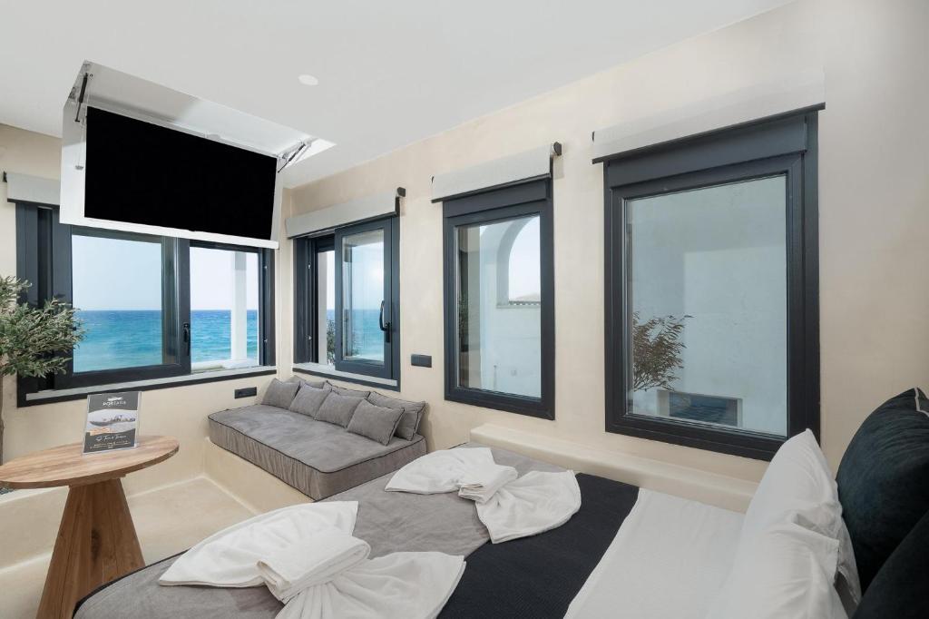 TV a/nebo společenská místnost v ubytování Portara Seaside Luxury Suites
