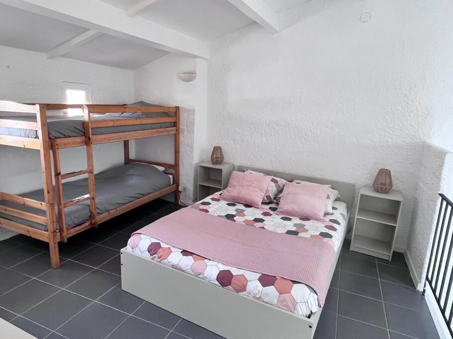 Schlafzimmer mit Etagenbett und Etagenbett in der Unterkunft superbe Loft lumineux à proximité des lacs in Riez