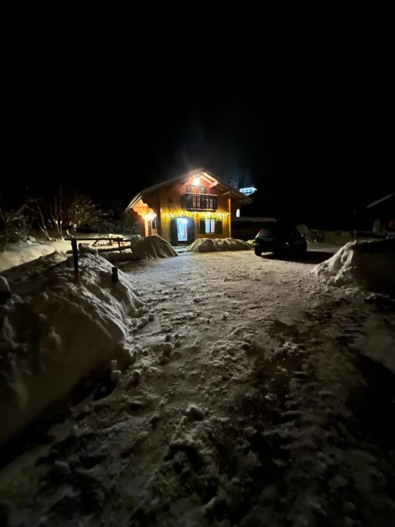 a house in the snow at night at Chalet des 2 lacs in Xonrupt-Longemer