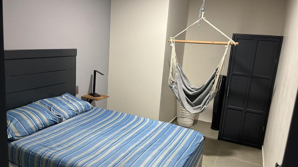 a bedroom with a bed and a hammock at SaVilie 2 - Seguridad y Comfort in Guadalajara