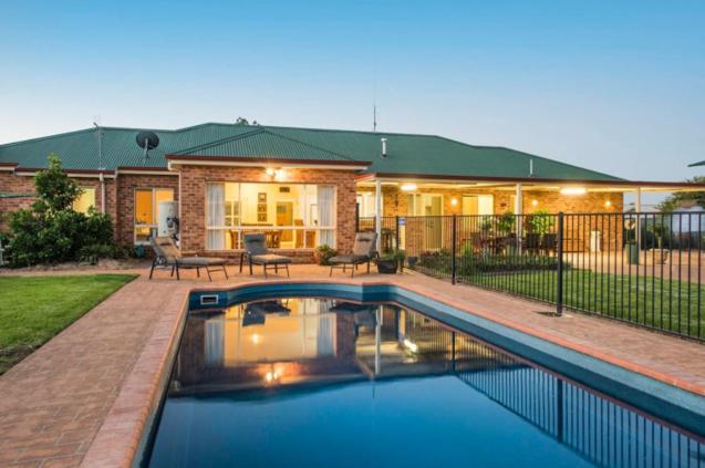 Spacious resort style property with pool in Mudgee - Rest Easy Mudgee Villa游泳池或附近泳池