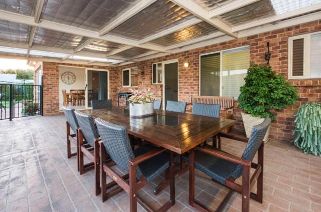 Spacious resort style property with pool in Mudgee - Rest Easy Mudgee Villa陽台或露臺