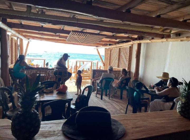 grupa ludzi siedzących w restauracji z oceanem w obiekcie Venido Del Mar. Neymar w mieście Isla Barú