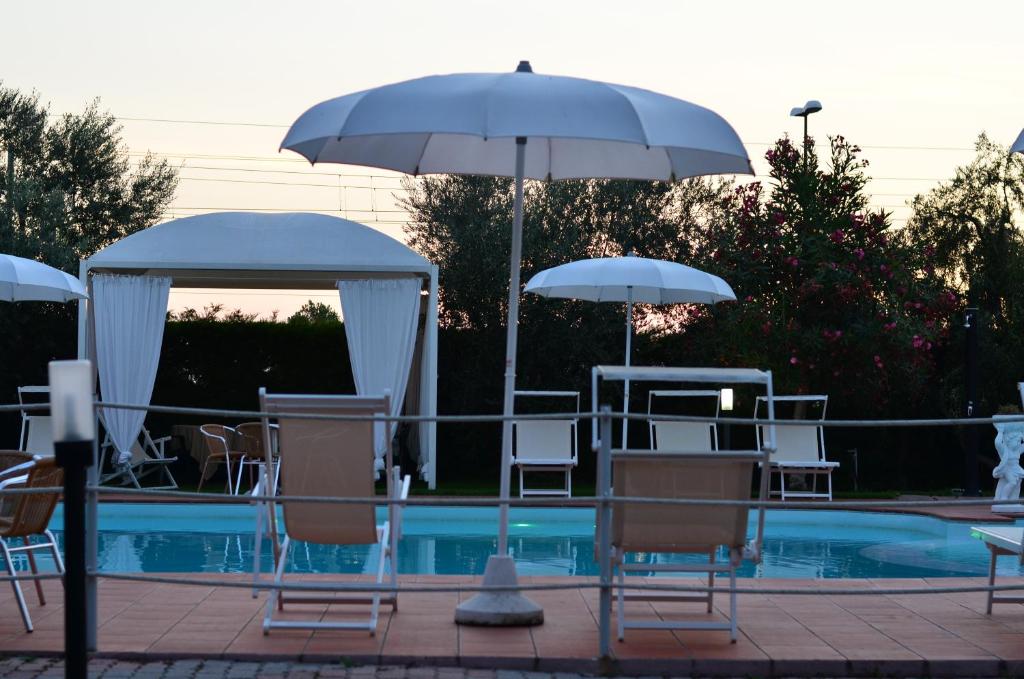 Bazén v ubytovaní Hotel Parco degli Ulivi alebo v jeho blízkosti