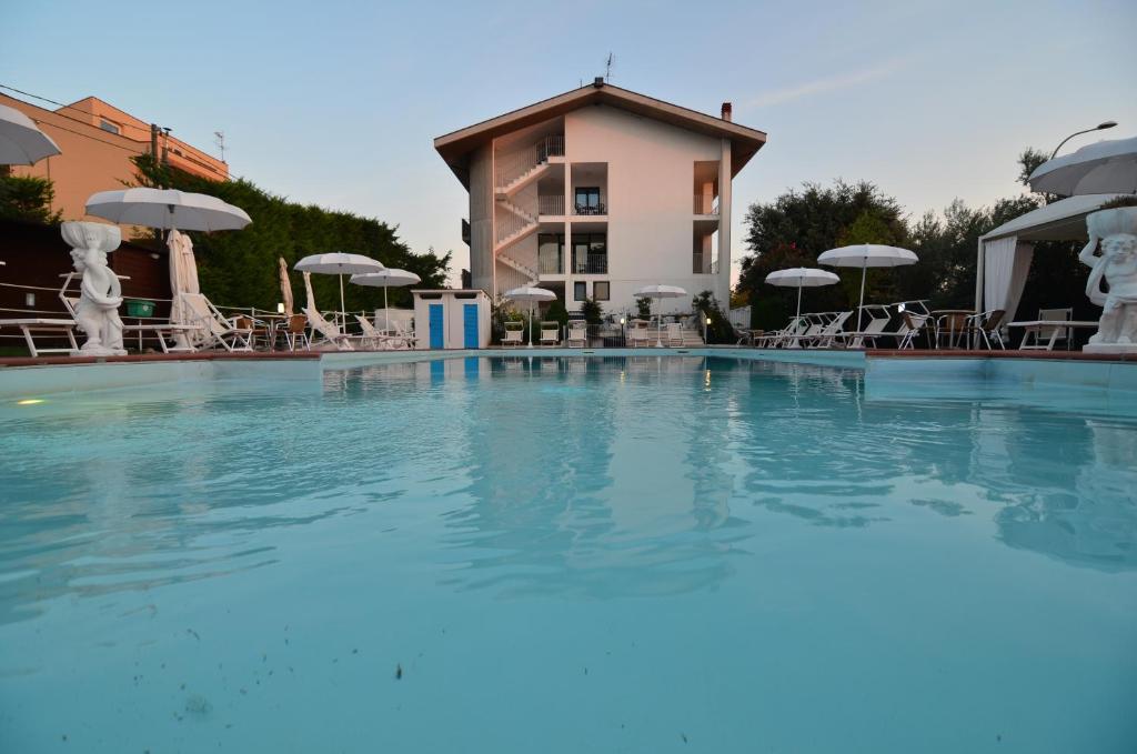 Bazén v ubytovaní Hotel Parco degli Ulivi alebo v jeho blízkosti