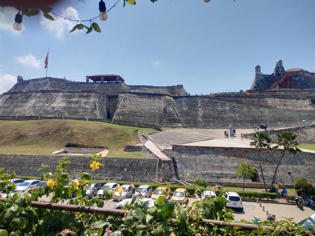 ein Parkplatz vor einem Schloss in der Unterkunft casa castillo san felipe in Cartagena de Indias
