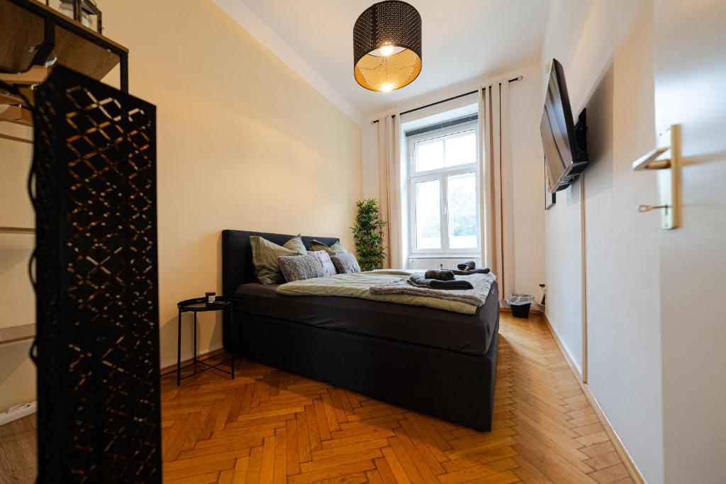 um quarto com uma cama e uma janela em Napwell em Graz