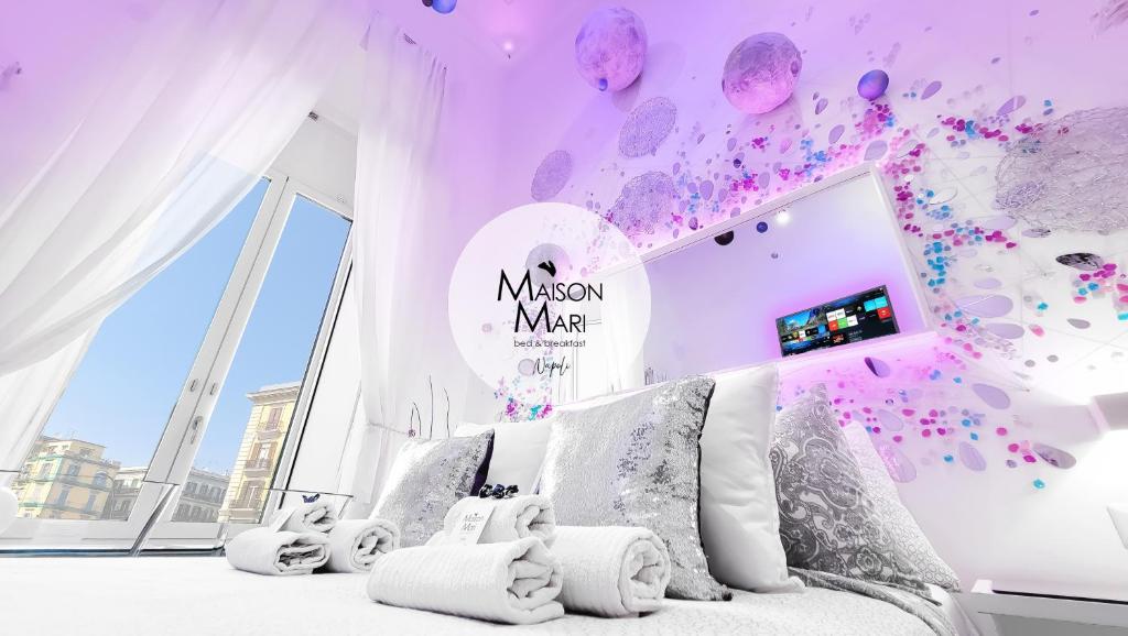 ナポリにあるB&B Maison Mariの紫の壁のベッドルーム1室、ベッド1台(枕付)