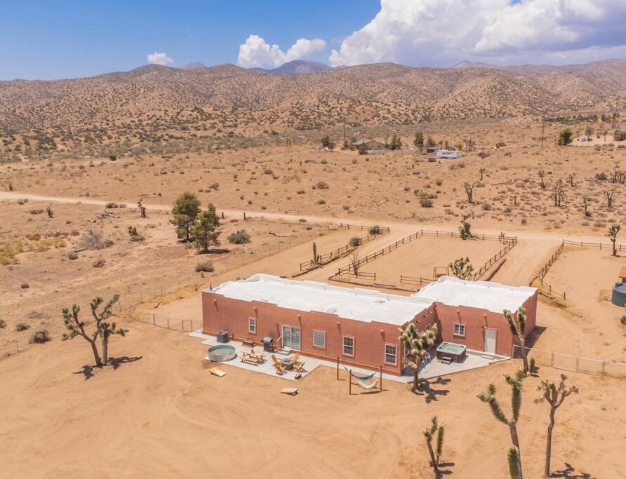 uma vista aérea de um edifício no deserto em Near Pappy & Harriet's + Rimrock Ranch w/ Hot Tub em Pioneertown