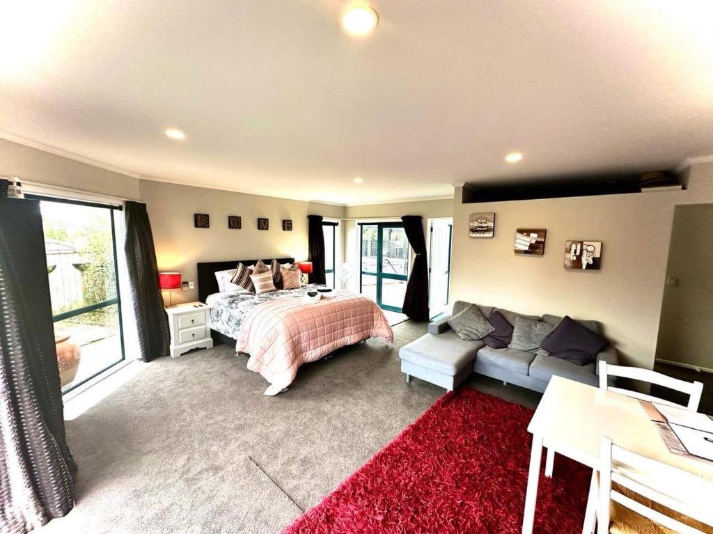Voodi või voodid majutusasutuse Observation Guest Suite toas