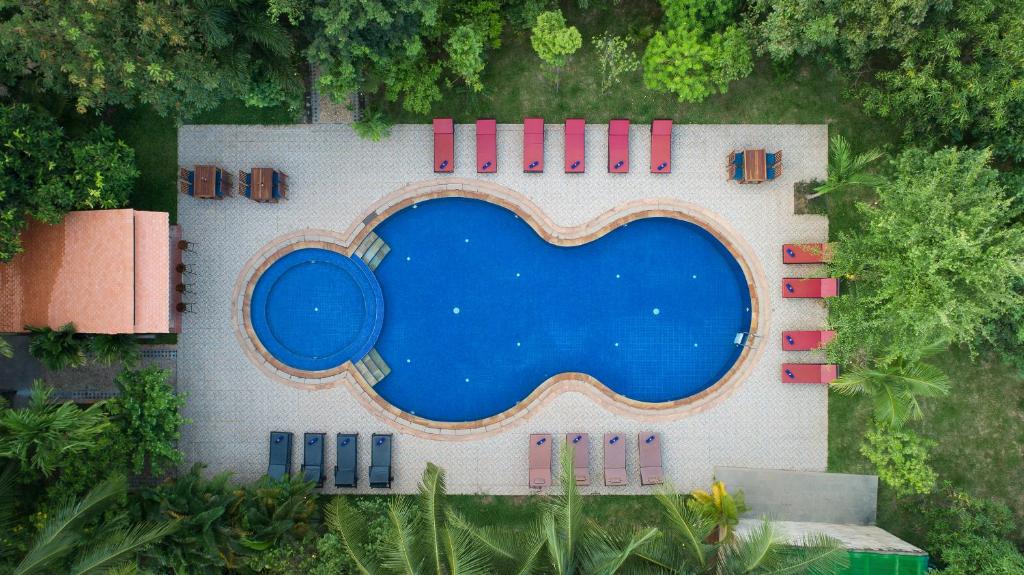 een uitzicht over een zwembad in een resort bij Khemara Sovannphum Hotel in Siem Reap