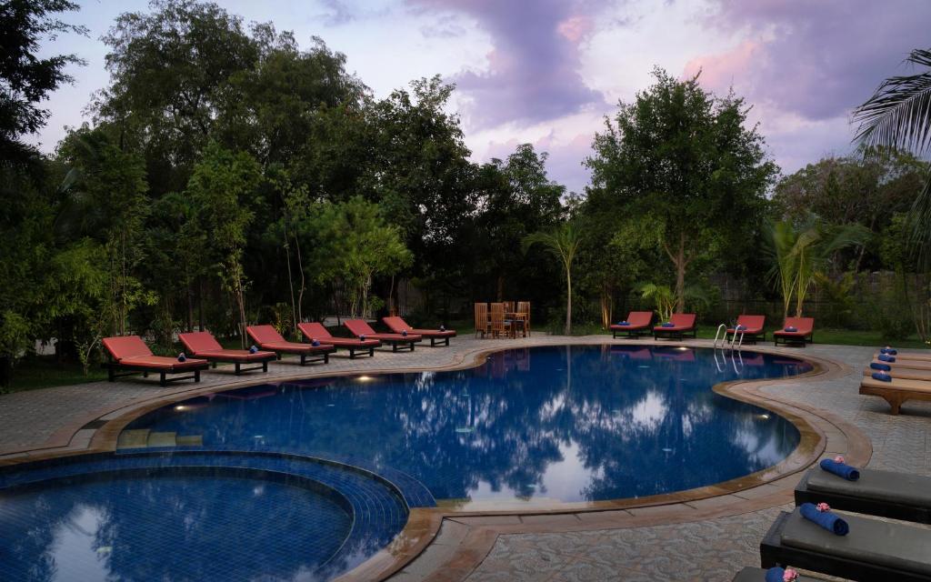 Bazén v ubytování Khemara Sovannphum Hotel nebo v jeho okolí