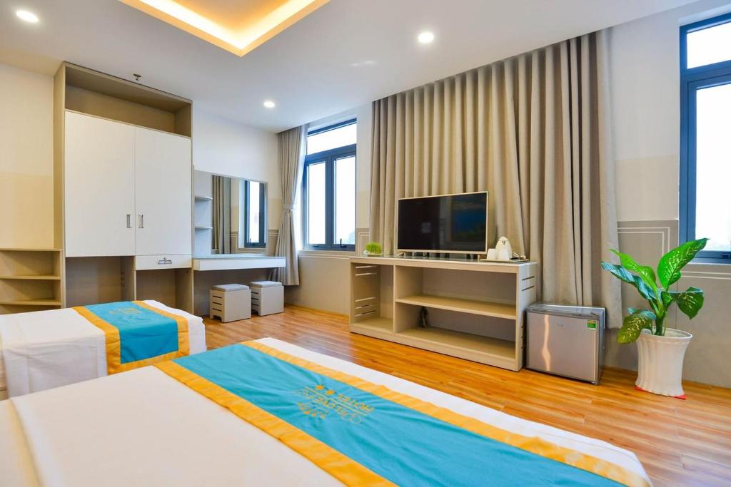 um quarto de hotel com uma cama e uma televisão em Love Hotel Airport em Ho Chi Minh