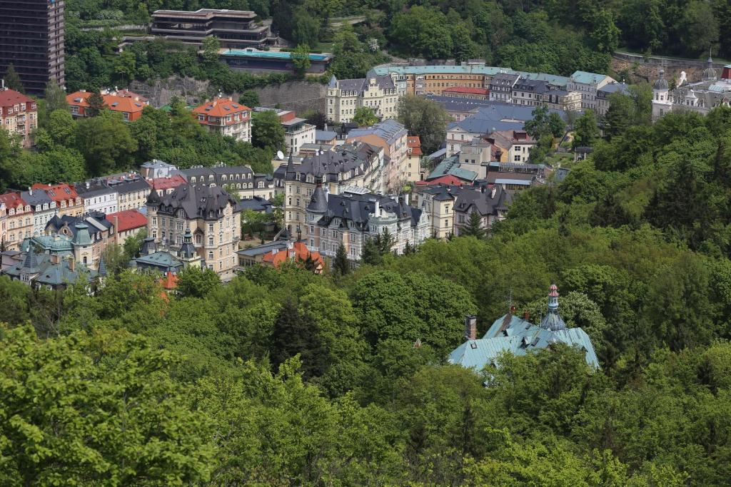 Utsikt over Karlovy Vary, enten fra hotellet eller fra et annet sted