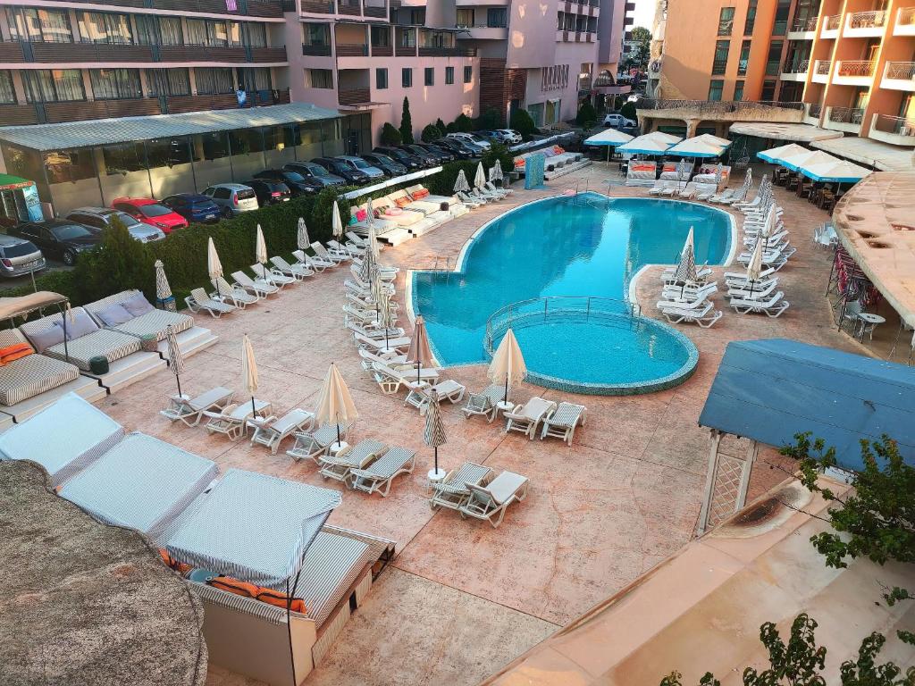 サニービーチにあるGrenada.Suite.tonight.1 bedroom.pool view.300m to beachのプールの景色を見渡せます。