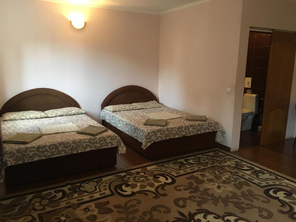 Postel nebo postele na pokoji v ubytování Номер та Паркінг- Світло Є