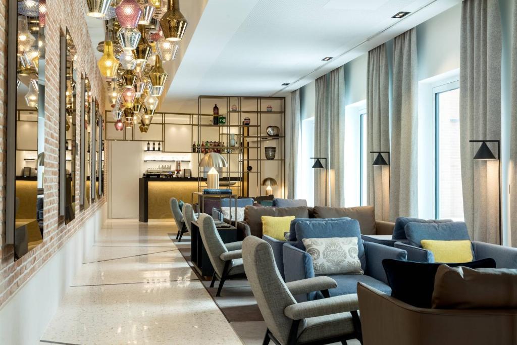 Ο χώρος του lounge ή του μπαρ στο AC Hotel Venezia by Marriott