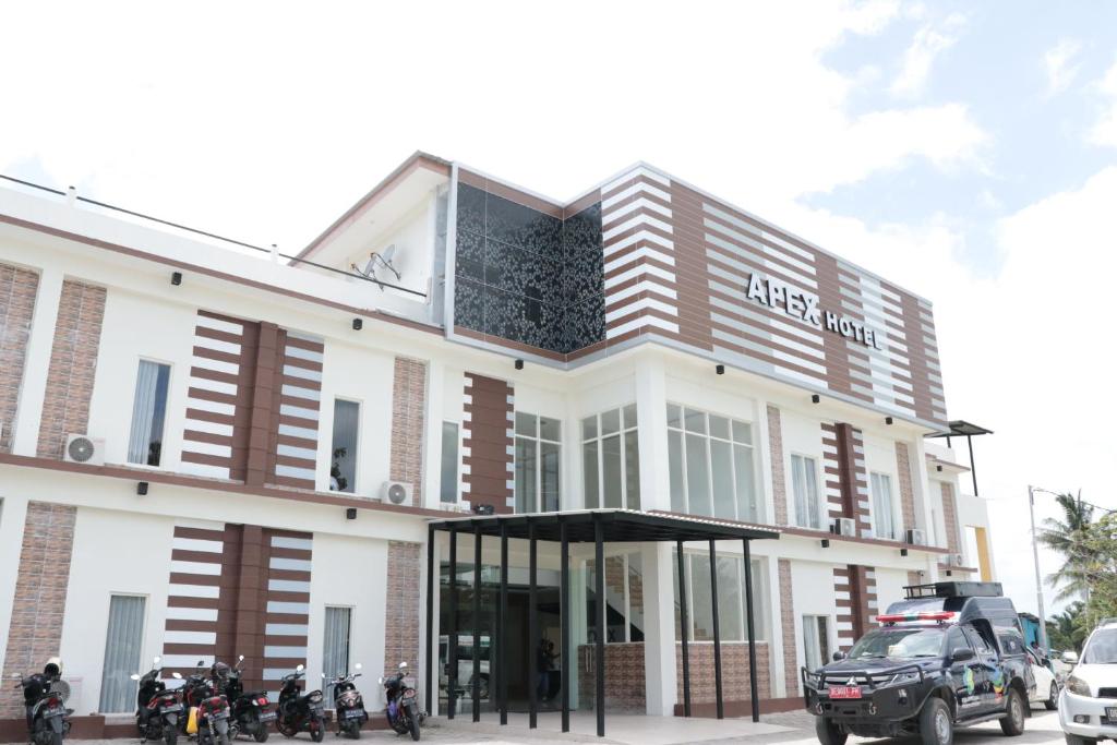 een gebouw met motoren die ervoor geparkeerd staan bij Hotel Apex Dobo in Dobo