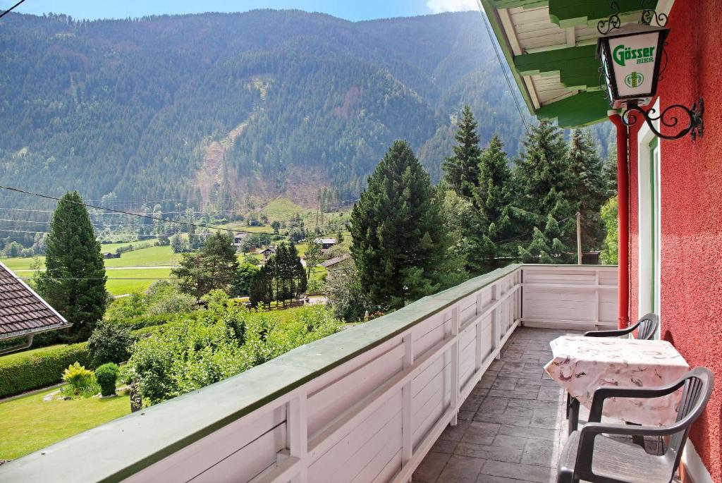 un balcón de una casa con vistas a las montañas en Flying Hirsch, en Stall