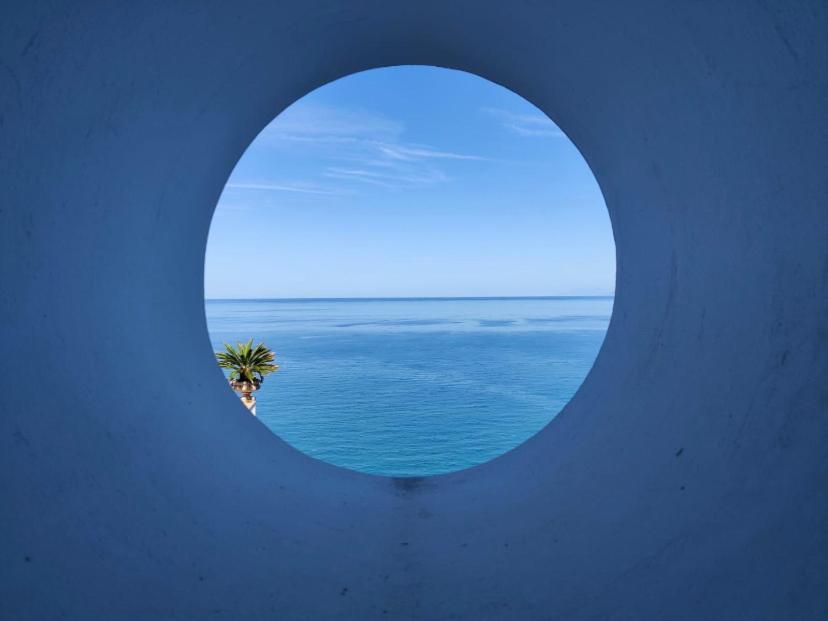ピッツォにあるB&B Casa Angelieriの円形の窓から海の景色を望めます。