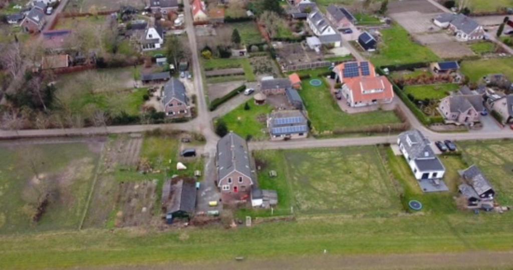 una vista aérea de una casa en un barrio en In het huis van Henne van de Enne, 