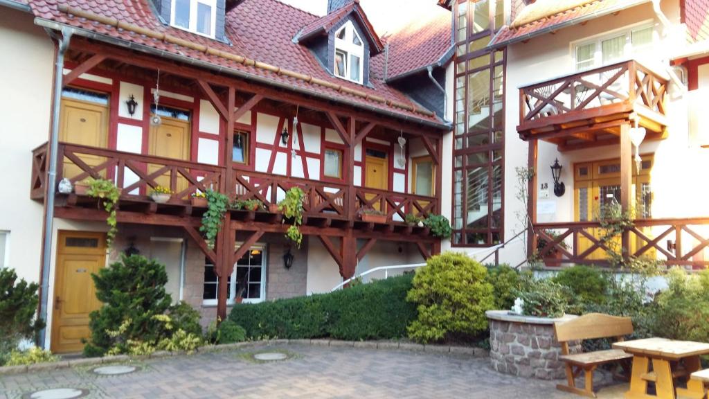 Una casa grande con un patio enfrente. en Pension Rüdigsdorfer Schweiz, en Nordhausen