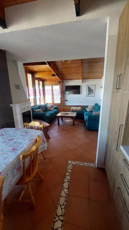 ein Wohnzimmer mit einem Sofa und einem Tisch in der Unterkunft Villa Gaia in Folgarida