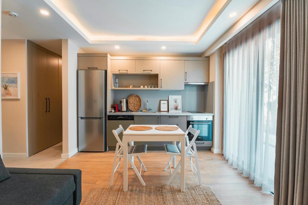 een keuken met een tafel en stoelen in een kamer bij Bodrum Local House in Bodrum City