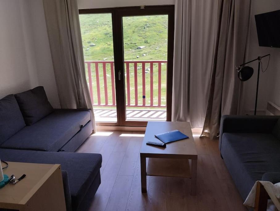 a living room with a couch and a table at Apto silencioso vistas a natura in Pas de la Casa