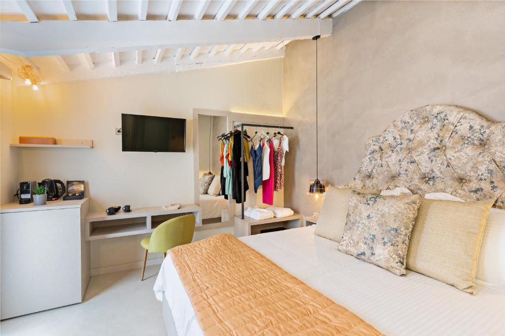 una camera con letto e TV di Mitos-Suites a Rethymno