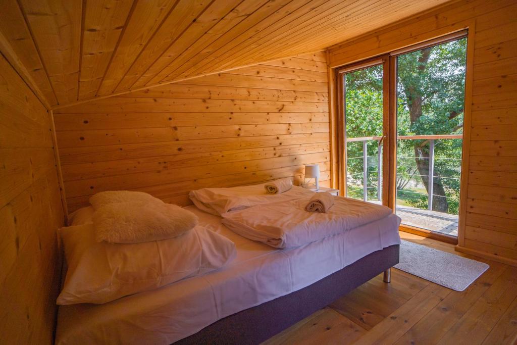 sypialnia z 2 łóżkami w drewnianym domku w obiekcie Apartament wśród drzew w Zatorze