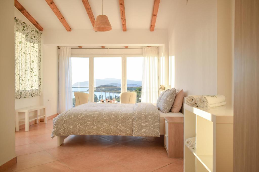 ein Schlafzimmer mit einem Bett und einem großen Fenster in der Unterkunft Villa Chingo in Ohrid
