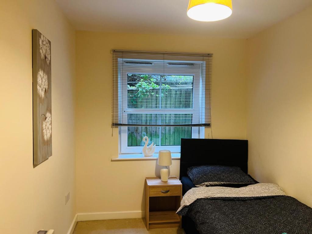 1 dormitorio con cama y ventana en The rest point, en Bletchley