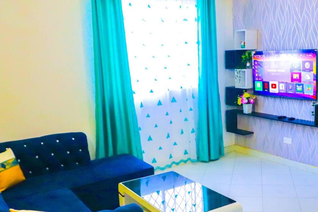 Nyali Fully Furnished 2 Bedroom tesisinde bir oturma alanı