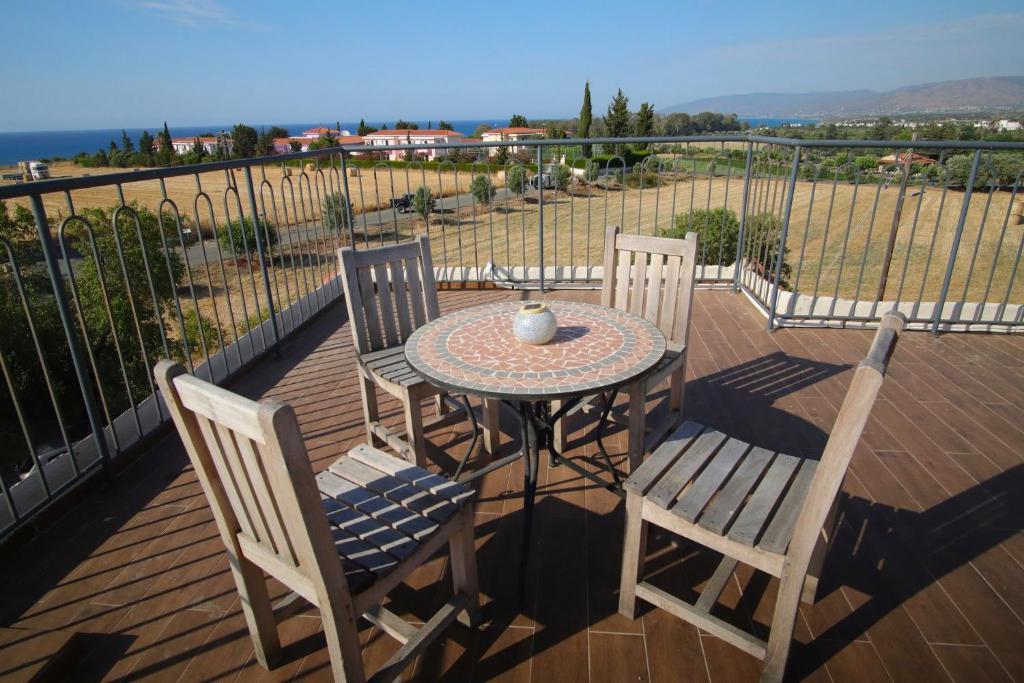 una mesa y 2 sillas en una terraza con vistas en The Summer Haven, en Polis Chrysochous