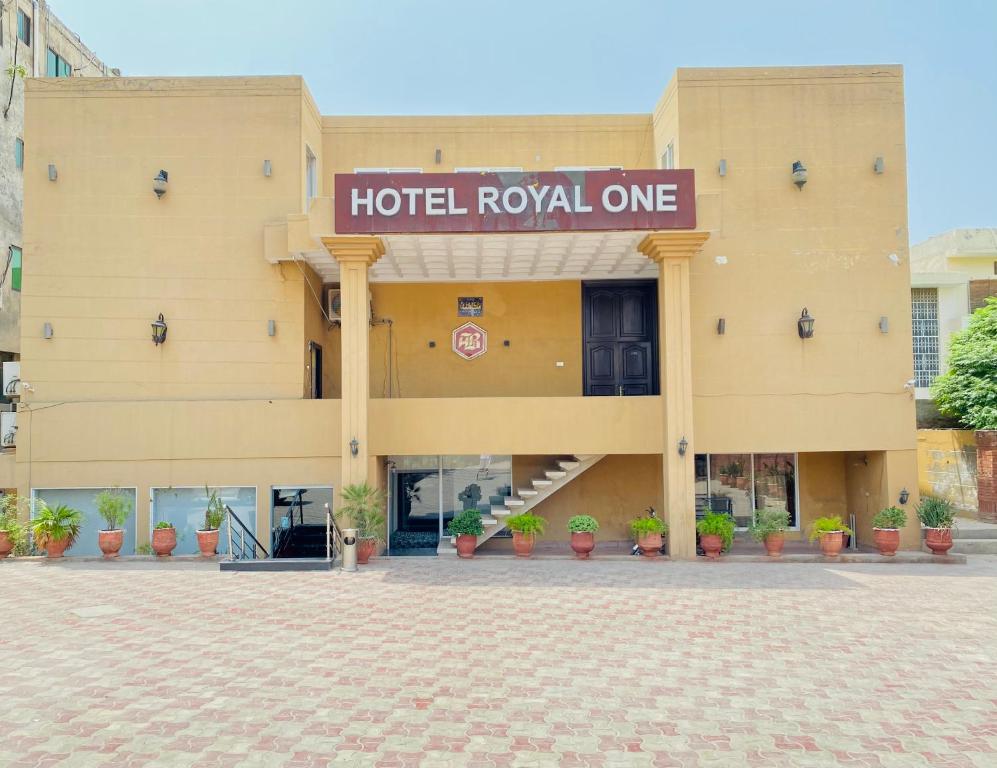 um comentário de hotel sobre o hotel real em HOTEL ROYAL ONE em Multan