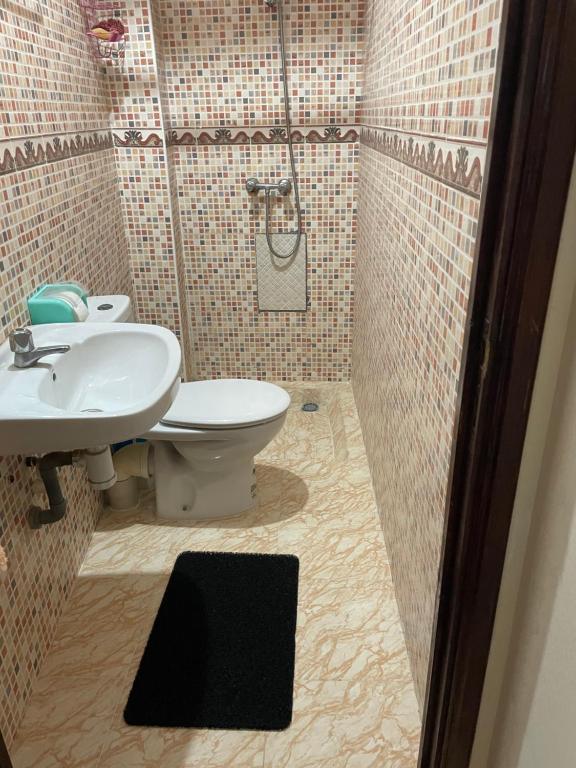 ein Bad mit einem WC und einem Waschbecken in der Unterkunft Vu sur corniche in Safi