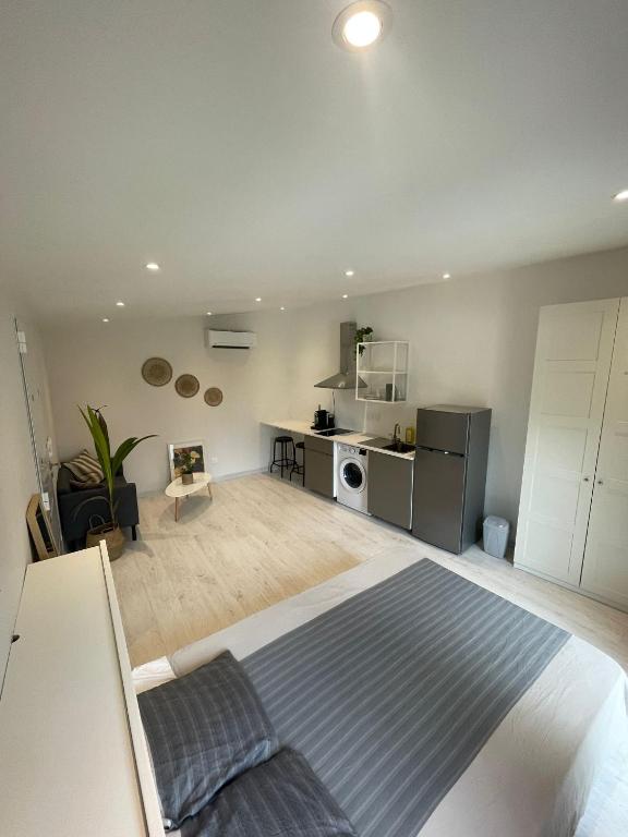 un salon avec un lit et une cuisine dans l'établissement Studio, à Marseille