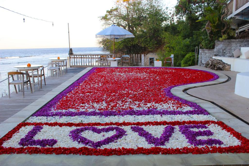 a rug with the word love painted on the ground at SUITE OCEAN BLUE in Nusa Penida