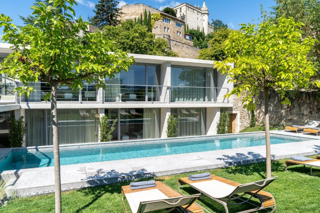 una imagen de una villa con piscina en Le Pavillon M, chambres d'hôtes de luxe avec Piscine & Spa, en Grignan