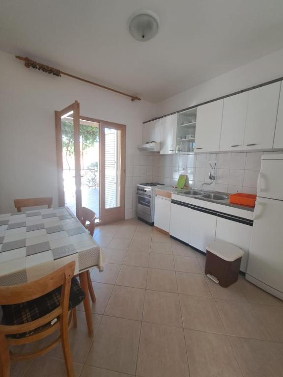 Kuchyň nebo kuchyňský kout v ubytování Apartman Grebaštica